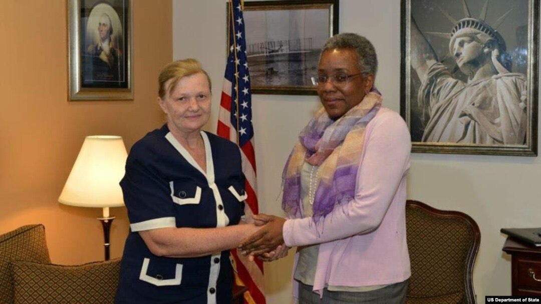 Amerikaning O'zbekistondagi elchisi Pamela Spratlen Inson huquqlari alyansi rahbari Yelena Urlayeva bilan, 11-iyun, 2015, Toshkent