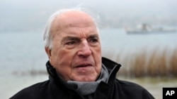 El ex canciller alemán Helmut Kohl en una foto de archivo de abril 5, 2013, a orillas del lago Tegernsee en Bad Wiessee, en el sur de Alemania.
