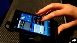 El BlackBerry Z10 posee una pantalla táctil en un esfuerzo por competir contra otros teléfonos inteligentes como el iPhone y los Android. 