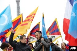 法国的维吾尔族和藏族示威者2019年3月24日在巴黎艾菲尔塔附近的托克罗德罗广场游行，抗议习近平。