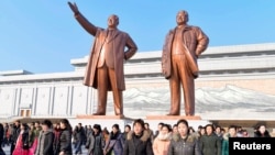 지난달 2월 김정일의 76번째 생일을 맞아 북한 여성들이 평양 만수대 언덕의 김일성, 김정일 동상에 참배한 후 돌아가고 있다.