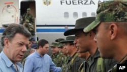 Colombia's President Juan Manuel Santos (L) greets troops upon his arrival to Arauca City, March 18, 2012. Eleven soldiers were killed on Saturday in aa attack by FARC rebels in the worst hit in recent months for the Colombian army forces, authorities sai