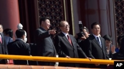 2015年9月3日中国纪念抗战胜利70周年大阅兵时，中共总书记习近平与前总书记江泽民和胡锦涛在天安门城楼上。