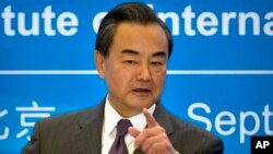 Ngoại trưởng Trung Quốc Vương Nghị. Ông Vương nói quyết định của Manila đệ đơn lên tòa án ở La Haye là ‘vô trách nhiệm đối với người dân Philippines và tương lai của đất nước Philippines’.