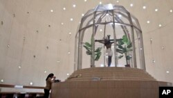 Archivo - Una mujer reza frente al la estatua "La Sangre de Cristo" en la Catedral de Managua, Nicaragua, el 13 de marzo de 2013.