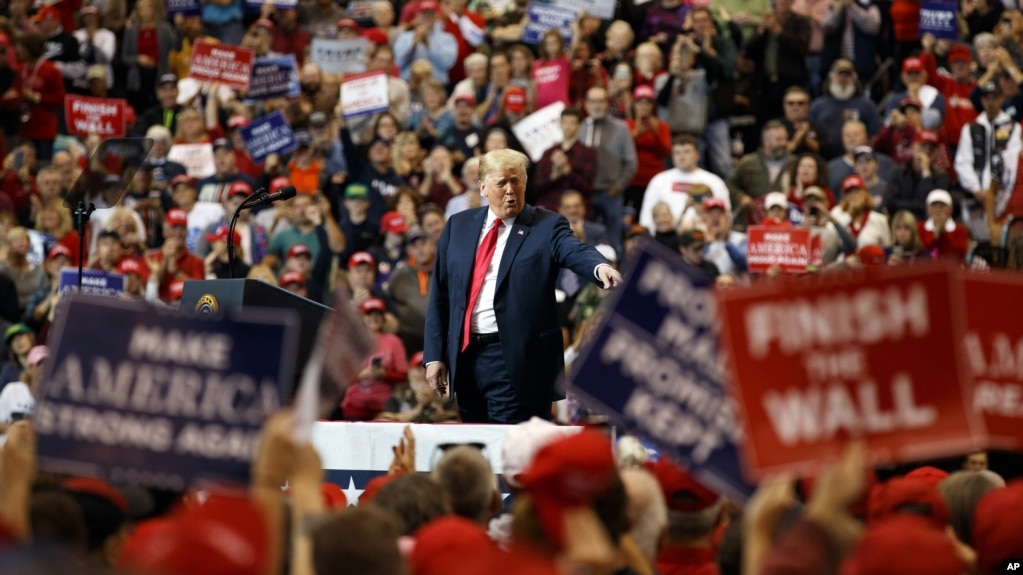 El presidente Donald Trump llega para hablar en un mitin de campaña en el IX Center, en Cleveland, el lunes 5 de noviembre de 2018.