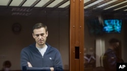 Ông Alexei Navalny nghe phán quyết tại toà án ở Moscow vào ngày 12/2/2021.