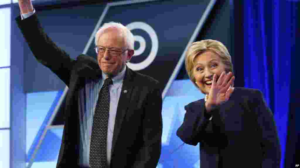 Les candidats démocrates aux primaires américaines, le sénateur Bernie Sanders et l'ancienne secrétaire d'Etat Hillary Clinton, saluent leurs supporteurs avant le début du débat à Miami le 9 mars 2016.