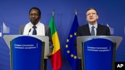 ທ່ານ Jose Manuel Barroso (ຂວາ) ປະທານສະຫະພາບຢູໂຣບ ແລະທ່ານ Dioncounda Traore ປະທານາທິບໍດີຊົ່ວຄາວຂອງມາລີ ກ່າວຕໍ່ກອງປະຊຸມ ຖະແຫລງຂ່າວ ລຸນຫລັງທີ່ມີກອງປະຊຸມທີ່ຈັດຂຶ້ນໃນສໍານັກງານໃຫຍ່ ຂອງສະຫະພາບຢູໂຣບ ທີ່ເມືອງ Brussels ປະເທດ Belgium ໃນວັນທີ 14 ພຶດສະພາ 2013.
