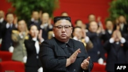 មេដឹកនាំ​កូរ៉េខាងជើង​លោក Kim Jong Un នៅក្នុងកិច្ចប្រជុំសមាជបក្សលើកទី៨ នៅទីក្រុងព្យុងយ៉ា ប្រទេសកូរ៉េខាងជើង កាលពីថ្ងៃទី១០ ខែមករា ឆ្នាំ២០២១។
