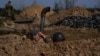 Український військовослужбовець відпочиває від риття окопів на позиції. AP Photo/Vadim Ghirda