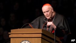 El cardenal Theodore Edgar McCarrick durante el servicio funeral en memoria del reverendo Theodore Hesburgh, el 4 de marzo de 2015, en la Universidad de Notre Dame, en South Bend, Indiana.