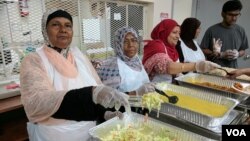 Desi Senior Center menyediakan makanan halal bagi para lansia di New York yang mayoritas berasal dari Bangladesh. (Foto: R. Taylor/VOA)