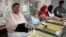 Desi Senior Center menyediakan makanan halal bagi para lansia di New York yang mayoritas berasal dari Bangladesh. (Foto: R. Taylor/VOA)
