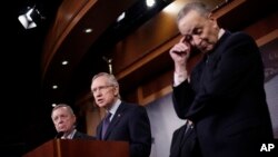 Líderes demócratas Harry Reid (centro), Richard Durbin (izquierda) y Charles Shumer, durante una conferencia de prensa en el Capitolio.