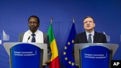 Presiden Komisi Eropa Jose Manuel Barroso(kanan) dan Presiden Mali Dioncounda Traore dalam konferensi pers bersama seusai rapat di kantor pusar Komisi Eropa di Brussels, Belgia (14/5).