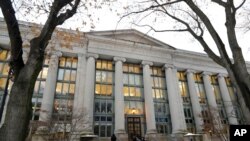 미국 매사추세츠주 캠브리지의 하버드 법대 도서관 입구.