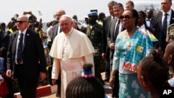 Đức Giáo Hoàng Phanxicô đến Bangui, Cộng hòa Trung Phi, ngày 29/11/2015.