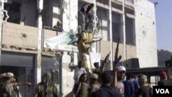 Los rebeldes ingresaron al complejo de Gadhafi, donde rodearon el monumento erigido por Gadhafi sobre el derribo de un avión estadounidense hace más de dos décadas.