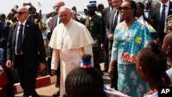 Arrivée du pape François à Bangui, le 29 novembre 2015. (AP Photo/Jerome Delay)