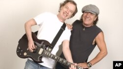 Los australianos Angus Young y Brian son los fundadores de AC/DC
