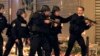 ตำรวจฝรั่งเศสระดมกำลังไล่ล่าหนึ่งในผู้ต้องหาก่อการร้ายกรุงปารีสที่ยังลอยนวล 