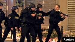 پیرس کے ایک کاروباری مرکز میں فرانسیسی پولیس اہلکار گشت کر رہے ہیں۔