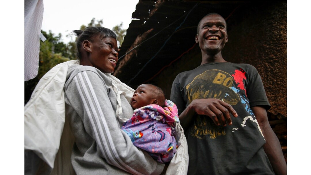 Veronica Atieno, kiri, menggendong putrinya Shaniz Joy Juma, tengah, yang dilahirkan sebulan sebelumnya oleh dukun bayi tradisional pada jam malam menjelang fajar, ditemani oleh suaminya Gabriel Owour Juma, kanan. (Foto: AP)