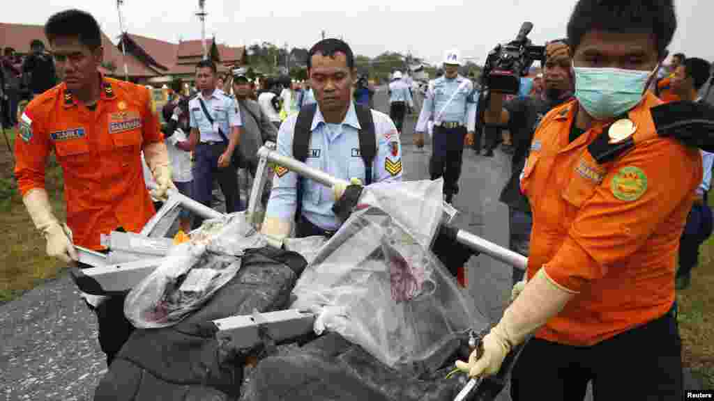 An samo gawarwaki 30 cikin dari da sittin da biyu na hatsarin jirgin AirAsia, Indonesia, Janairu 05, 2015.