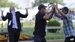 Los cuidadores de "I´ll Have Another" Inocencio Diaz y Benjamin Pérez celebran la victoria en el Preaknnes junto a Jack Sistrunk.