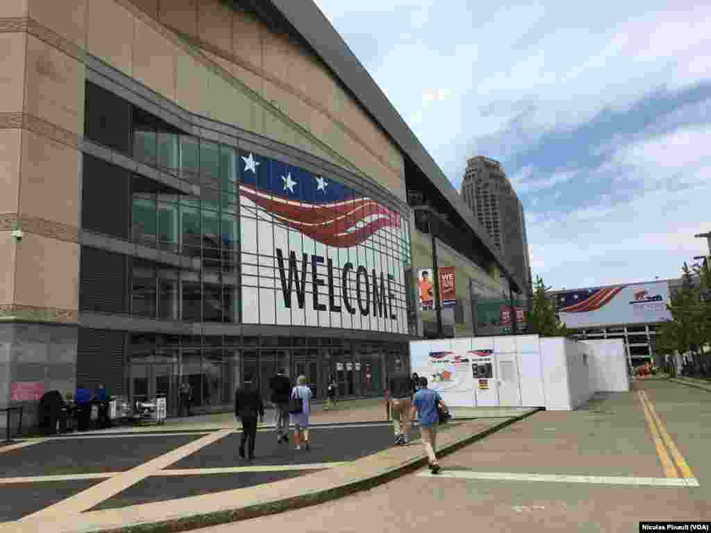 Vue de la Quicken Loans Arena lors de l&#39;ouverture de la convention nationale des républicains à Cleveland, Ohio, le 18 juillet 2016 (VOA/Nicolas Pinault). &nbsp;