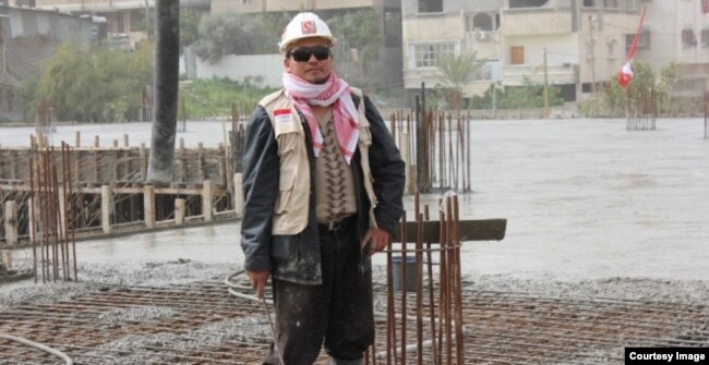Ir. Edy Wahyudi di Gaza. Pengalaman menjadi relawan dan dalam binis pembangunan mengantarnya menjadi relawan selama 10 tahun di Gaza, mengawasi pembangunan rumah sakit Indonesia. (foto: courtesy)