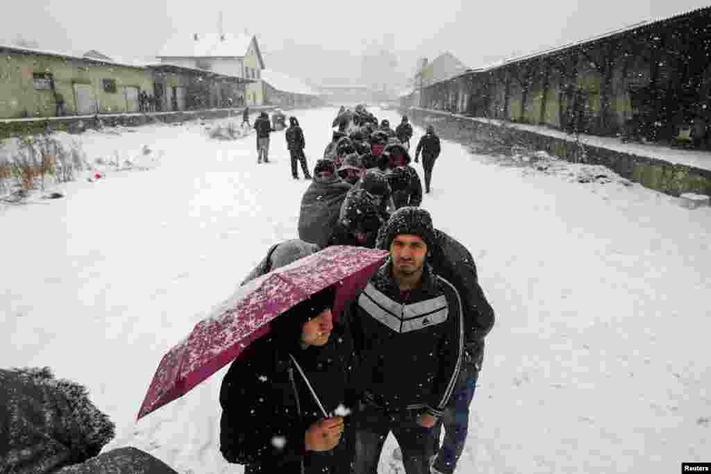 صف کشیدن مهاجران برای غذا در برف بلگراد، پایتخت صربستان.