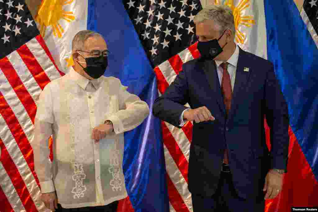 필리핀 마닐라를 방문한 로버트 오브라이언 미국 백악관 국가안보보좌관이 테오도로 록신 외무장관과 팔꿈치 인사를 나누고 있다.