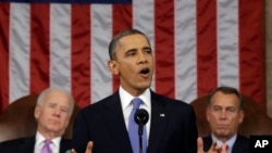 Prezidan Barack Obama nan mesaj sou "Eta Inyon" an, madi 12 fevriye 2013. A dwat: Prezidan Chanm Reprezantan an, John Boehner (depite Ohio); a goch: Vis Prezidan Joe Biden. 