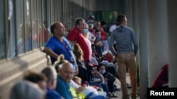 Warga antri di luar Kentucky Career Center untuk klaim tunjangan pengangguran di Frankfort, Kentucky, AS, 18 Juni 2020. (REUTERS / Bryan Woolston).