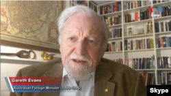 បទសម្ភាសន៍VOA ៖ អតីត​រដ្ឋមន្ត្រី​ការបរទេស​អូស្ត្រាលី​ Gareth Evans ទទូច​ពលរដ្ឋ​កម្ពុជា​ឲ្យ​រក្សា​សុទិដ្ឋិនិយម​