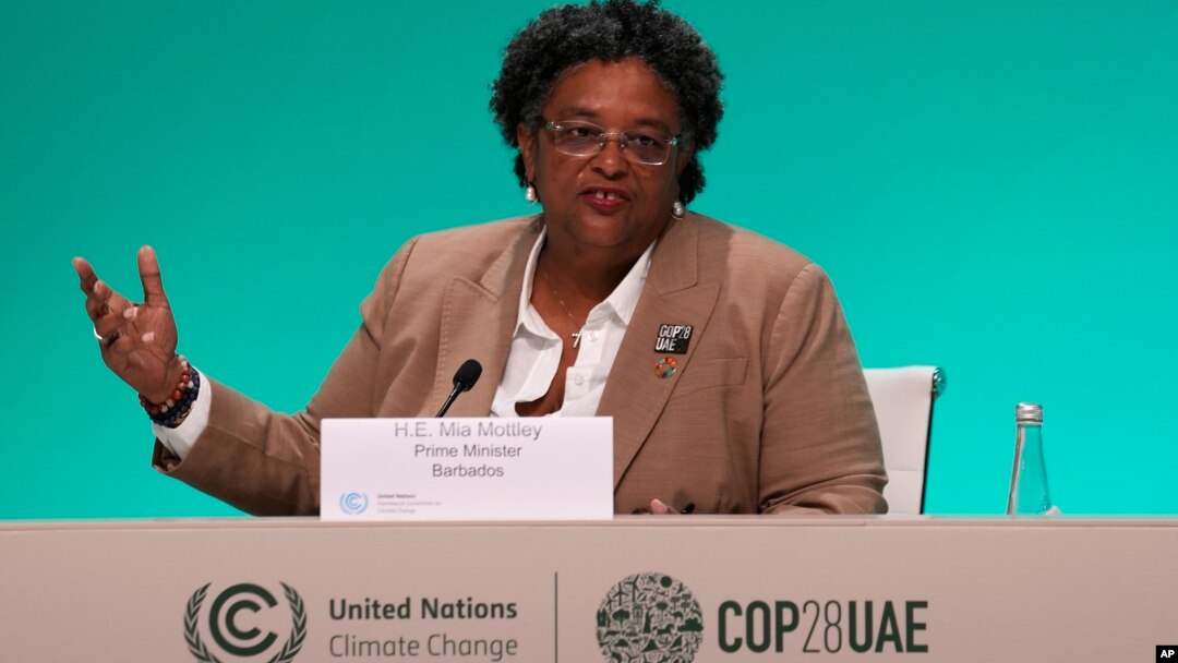 La primera ministra de Barbados, Mia Mottley, habla en la cumbre climática de la ONU COP28 en Dubái el 4 de diciembre de 2023.