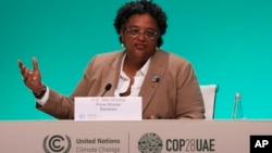 La primera ministra de Barbados, Mia Mottley, habla en la cumbre climática de la ONU COP28 en Dubái el 4 de diciembre de 2023.