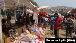 Marché de Noël de Bangui, en Centrafrique, le 24 décembre 2018. (VOA/Freeman Sipila)