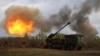 Artilleros de la 43ª Brigada Mecanizada Separada de las Fuerzas Armadas de Ucrania disparan contra una posición rusa con un obús autopropulsado de 155 mm 2C22 'Bohdana', en la región de Kharkiv, el 21 de abril de 2024.