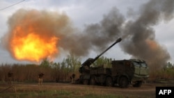 Artilleros de la 43ª Brigada Mecanizada Separada de las Fuerzas Armadas de Ucrania disparan contra una posición rusa con un obús autopropulsado de 155 mm 2C22 'Bohdana', en la región de Kharkiv, el 21 de abril de 2024.