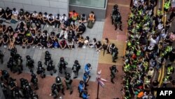 利用午餐時間抗議國旗法的香港示威者被警察圍捕。（2020年5月27日）