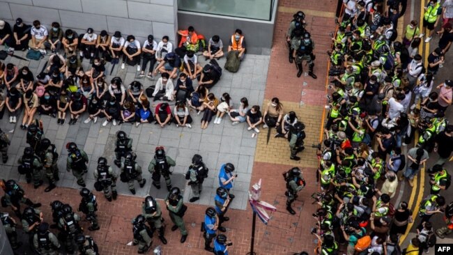 利用午餐时间抗议国旗法的香港示威者被警察围捕。（2020年5月27日）