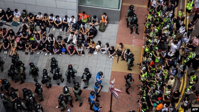 利用午餐时间抗议国旗法的香港示威者被警察围捕。(2020年5月27日)