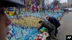 El presidente de Ucrania, Volodymyr Zelenskyy (izquierda), y el canciller alemán, Olaf Scholz, asisten a una ceremonia en honor a los soldados caídos cerca del Monumento Nacional a la Memoria del Pueblo en Kiev, Ucrania, el lunes 2 de diciembre de 2024. Foto AP/Evgeniy Maloletka