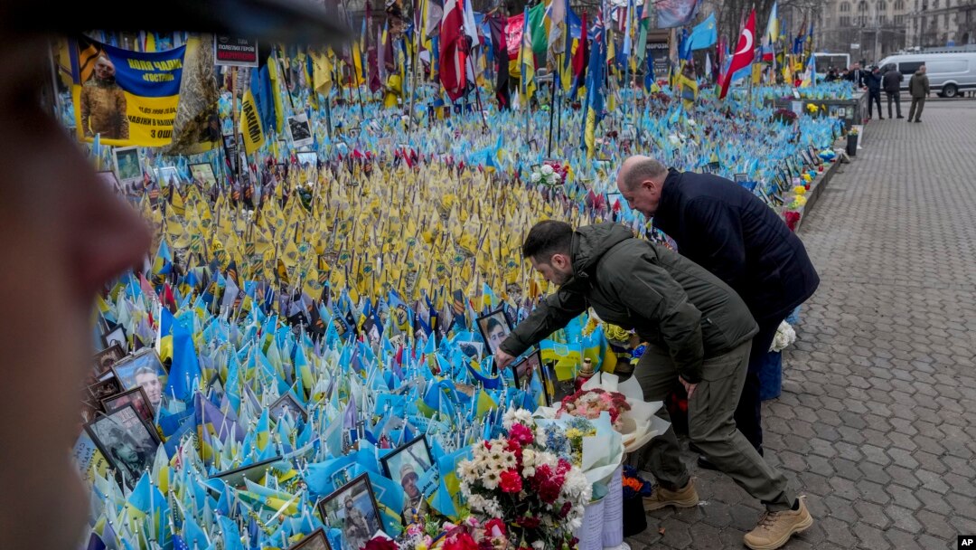 Predsjednik Ukrajine Volodimir Zelenski i kancelar Njemačke Olaf Šolc prisustvuju ceremoniji u čast preminulih vojnika, u Kijevu u Ukrajini, 2. decembra 2024. (Foto: AP/Evgeniy Maloletka)