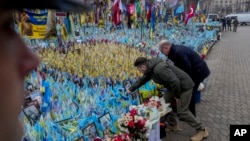 Predsjednik Ukrajine Volodimir Zelenski i kancelar Njemačke Olaf Šolc prisustvuju ceremoniji u čast preminulih vojnika, u Kijevu u Ukrajini, 2. decembra 2024. (Foto: AP/Evgeniy Maloletka)