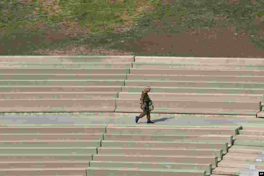 Police officers are seen outside parliament in Tunis, March 18, 2015.