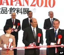 Ambassador John V. Roos (center) kicks off Partners in Agriculture at Japan's FoodEX.